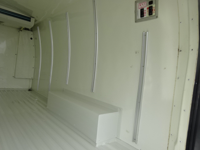 ﾊｲｴｰｽ･ﾚｼﾞｱｽｴｰｽバン冷蔵冷凍車-7℃設定デンソー製冷凍機　2.0ガソリン　4速AT　キーレス　売約済ホワイト