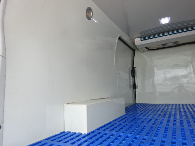 NV350キャラバン冷凍車-7℃設定デンソー製冷凍機　2.0ガソリン　AT　ナビ　バックモニター　エマージェンシーブレーキ　売約済ホワイト
