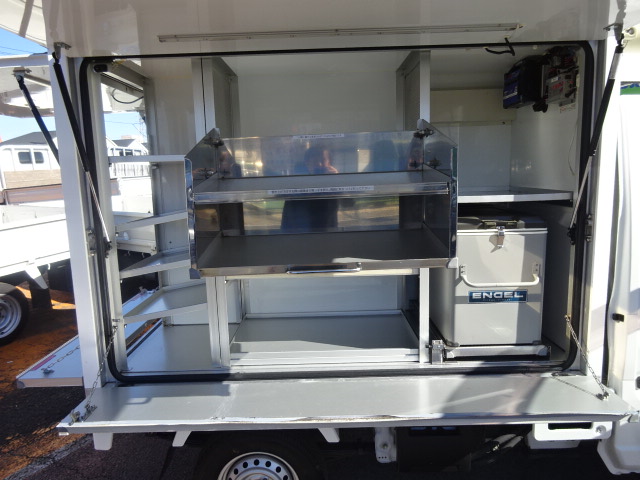 NT100クリッパー移動販売車-5℃設定菱重製冷凍機 冷蔵・加温ショーケース 外部電力供給 ナビバックモニター ATホワイト