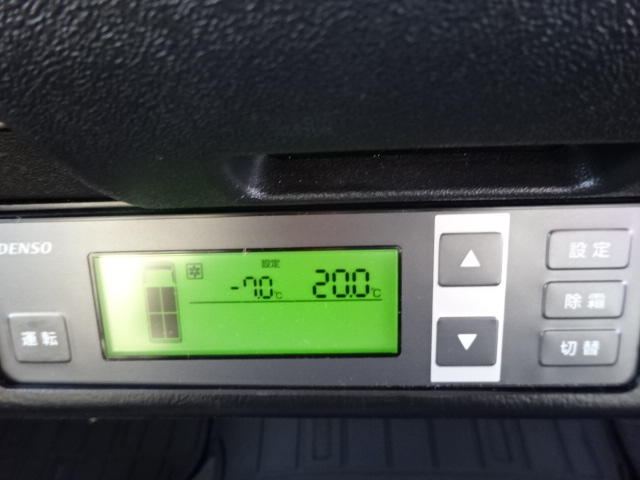 ﾊｲｴｰｽ･ﾚｼﾞｱｽｴｰｽバン冷蔵冷凍車-7℃設定デンソー製冷凍機　2.0ガソリン　6速AT　傷：修理中　売約済ホワイト