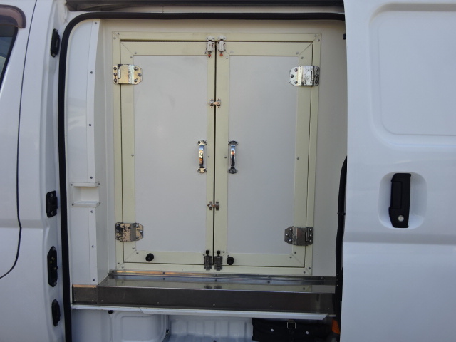 キャラバン冷凍車二室式低温冷凍保冷車　-20℃設定コールドスター製冷凍機　2.0ガソリン　オートマホワイト