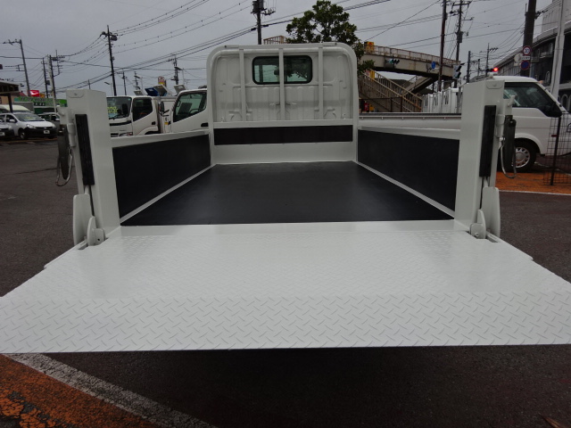 ﾀﾞｲﾅ・ﾄﾖｴｰｽ平ボディ　ゲート付1.35t積載10尺　ロングジャストロー　3.0Dターボ　AT　トヨタ車体製600Kg垂直ゲートホワイト