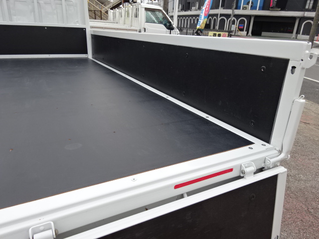 タイタン 平ボディー2t積載 10尺 フルジャストロー 3.0ディーゼルターボ  6Ｆ　新品木製床 売約済ホワイト