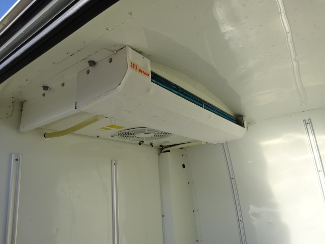 ﾊｲｴｰｽ･ﾚｼﾞｱｽｴｰｽバン冷蔵冷凍車-7℃設定デンソー製冷凍機　2.0ガソリン　6速AT　傷：修理中　売約済ホワイト