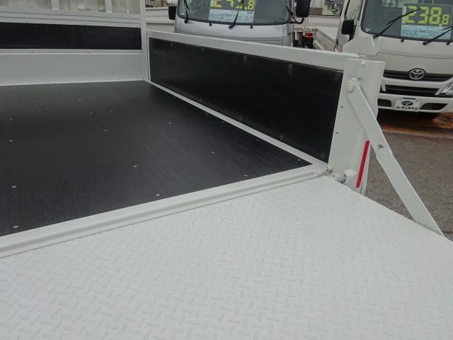 デュトロ Wキャブ　ゲート付2ｔ積載4.0Dターボ　新明和製600Kｇアーム式ゲート　5MT　新品木製床　売約済ホワイト